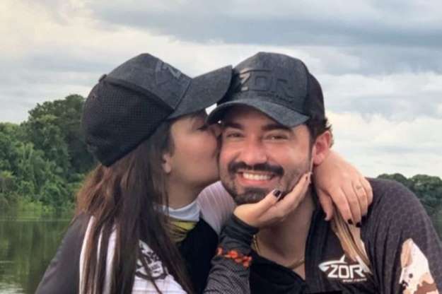 Prefeito de Cotia é criticado após postar foto beijando a filha na boca:  “sem noção”